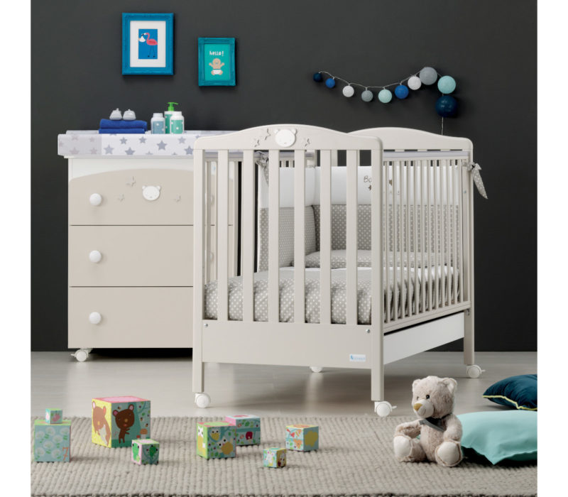Azzurra Design cameretta Baby Dream avana, composizione raffigurante lettino, bagnetto e corredino tessile