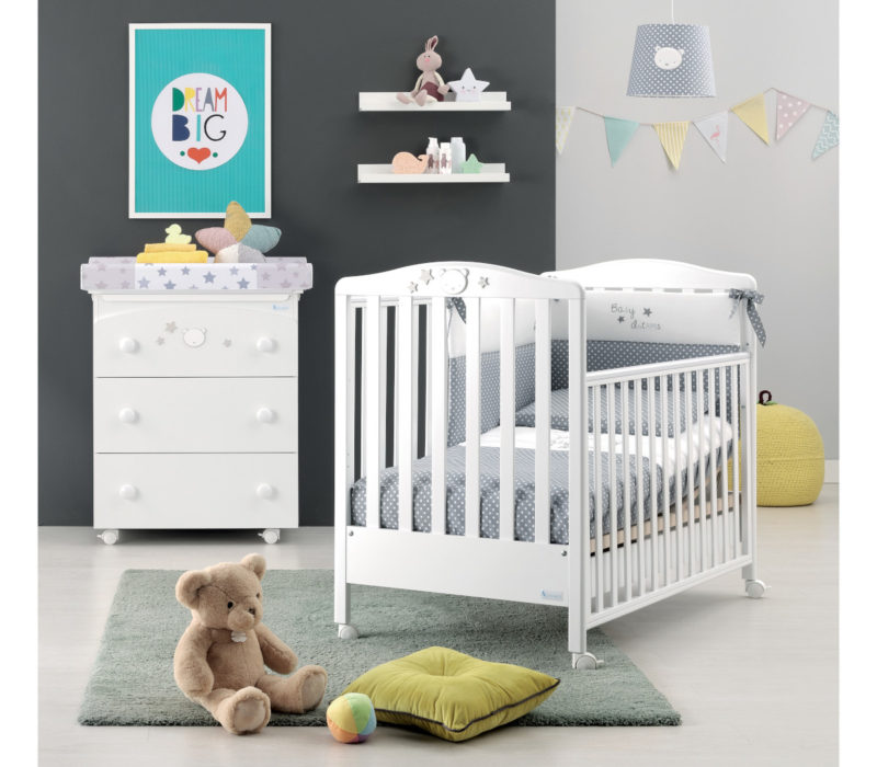 Azzurra Design cameretta Baby Dream bianco, composizione raffigurante lettino, bagnetto e corredino tessile