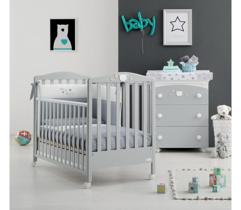 Azzurra Design cameretta Baby Dream grigio, composizione raffigurante lettino, bagnetto e corredino tessile