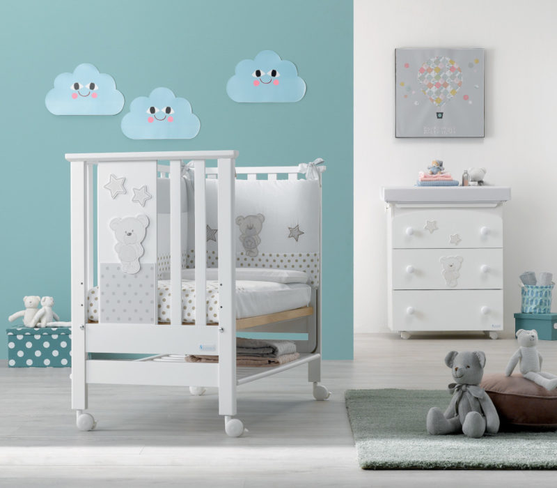 Azzurra Design cameretta Contact Art bianco, composizione raffigurante lettino, bagnetto e corredino tessile