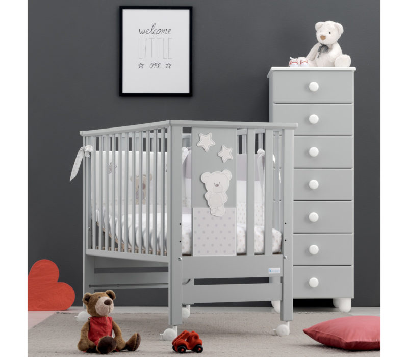 Azzurra Design cameretta Contact Art grigio, composizione raffigurante lettino, settimino e corredino tessile