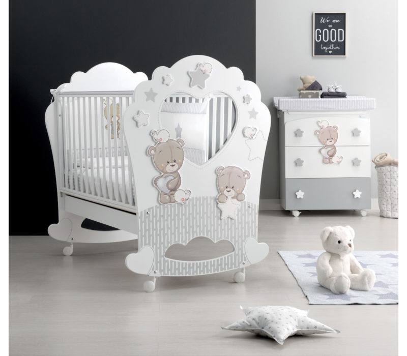 Azzurra Design cameretta Love Me Oblò bianco, composizione raffigurante lettino, bagnetto e corredino tessile