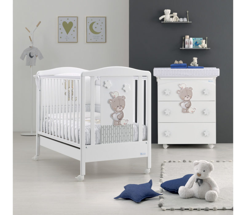 Azzurra Design cameretta Love Me bianco, composizione raffigurante lettino, bagnetto e corredino tessile
