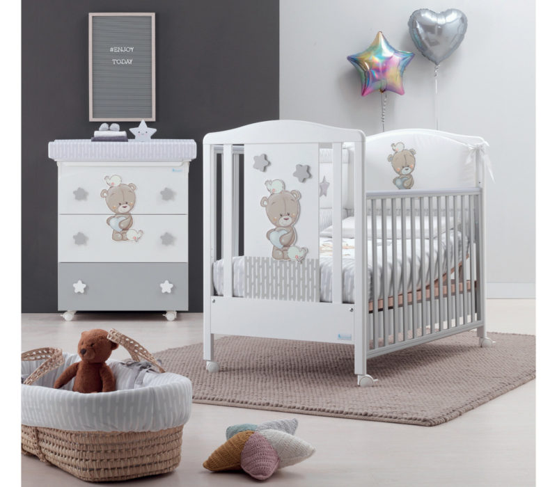 Azzurra Design cameretta Love Me bianco-grigio, composizione raffigurante lettino, bagnetto e corredino tessile