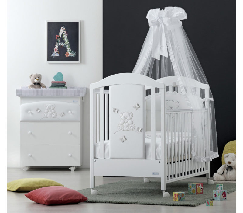 Azzurra Design cameretta Sophia bianco, composizione raffigurante lettino, bagnetto, velo zanzariera e corredino tessile