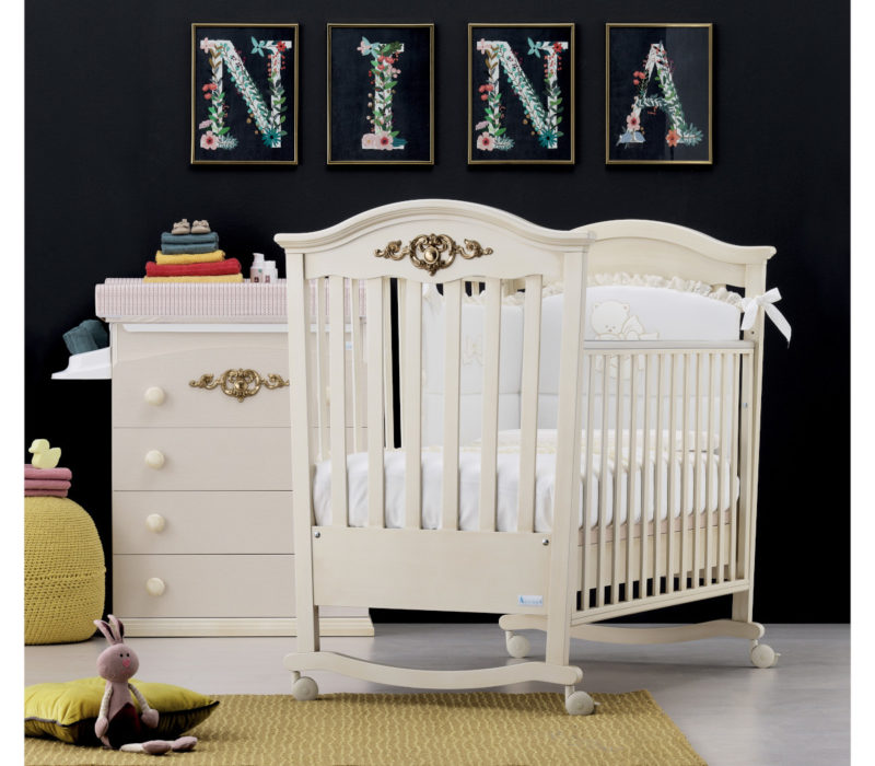 Azzurra Design cameretta Pregio Gold bianco antico, composizione raffigurante lettino, bagnetto e corredino tessile
